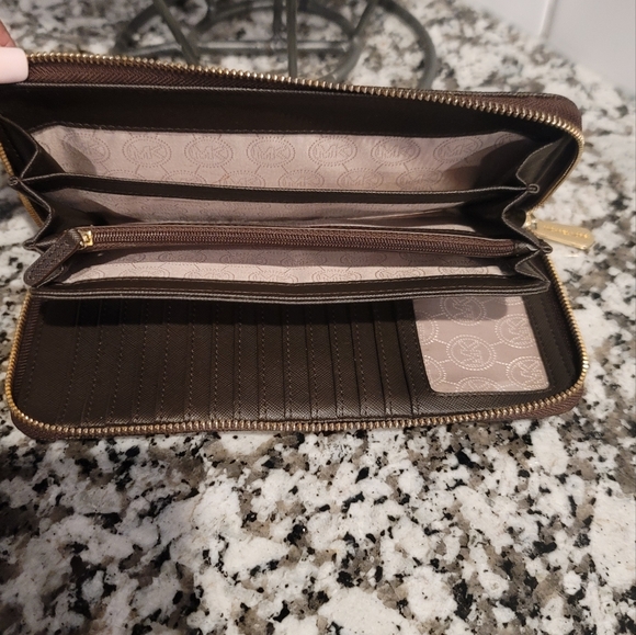 Michael Kors Large Logo Continental Wallet - Picture 7 of 8